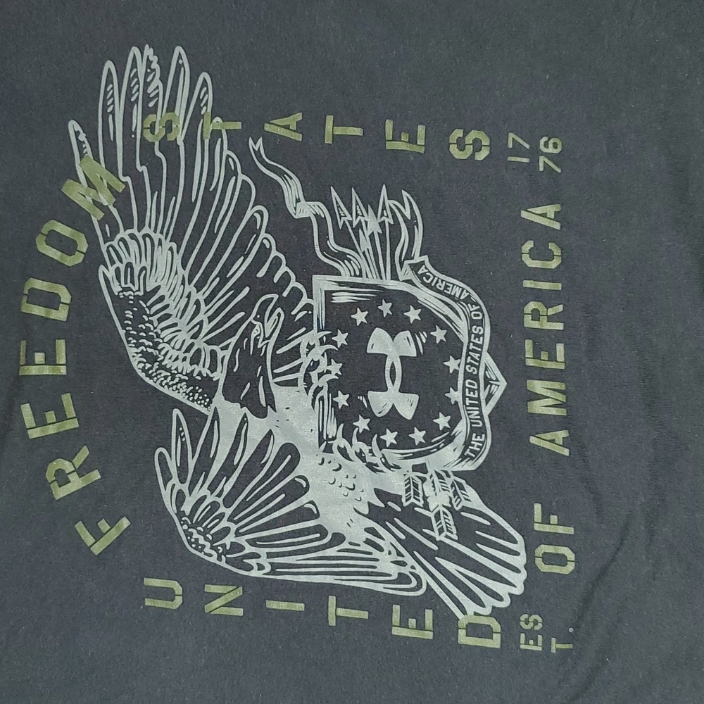 Mens large under armor shirt